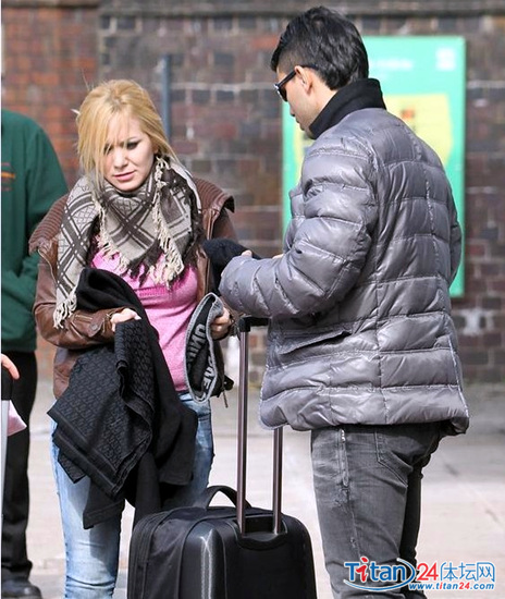 阿奎羅與小三公開亮相 出雙入對毫不避諱（圖）