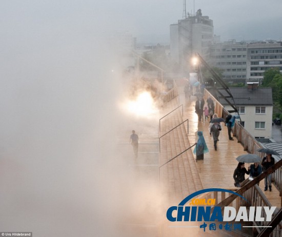 日藝術家屋頂造“漫步云端”幻境(圖)