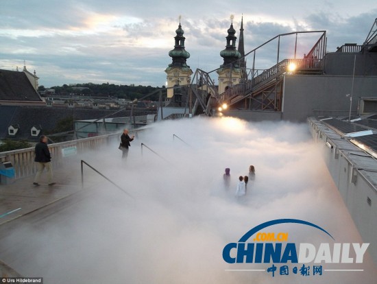 日藝術家屋頂造“漫步云端”幻境（圖）