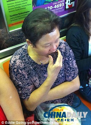 組圖:美網站曝光地鐵乘客各種不雅照