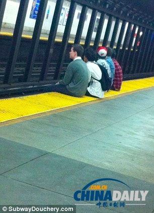 組圖:美網站曝光地鐵乘客各種不雅照