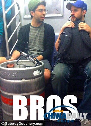 組圖:美網站曝光地鐵乘客各種不雅照