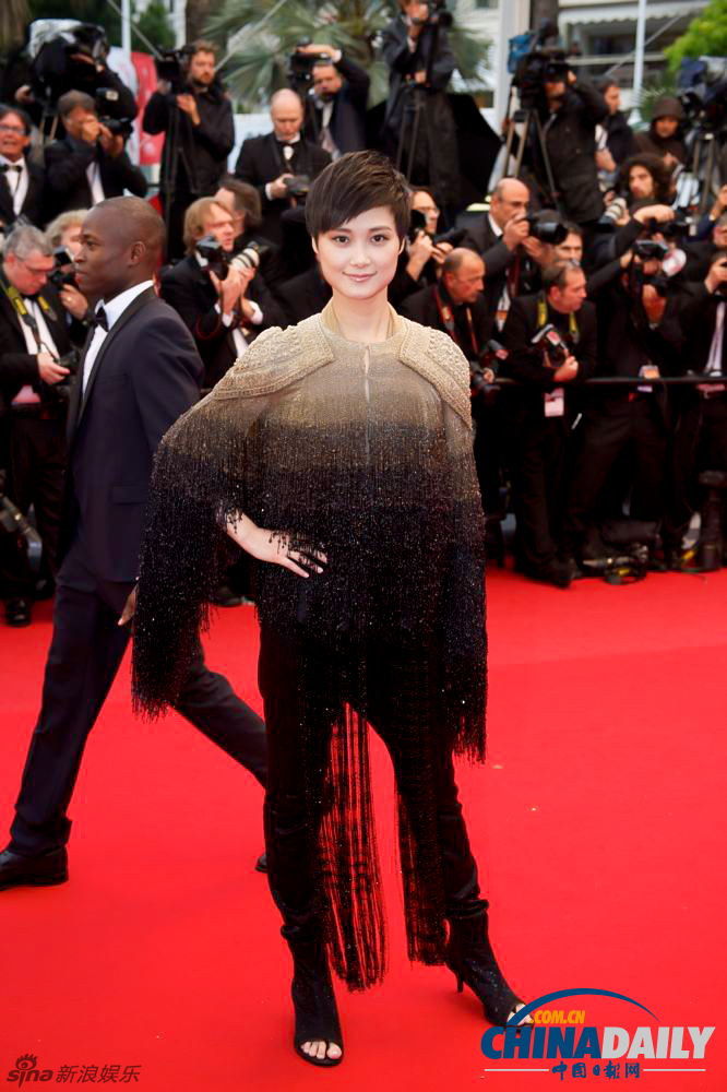 李宇春戛納再走紅毯 8公斤禮服展中性風(fēng)不失女人味