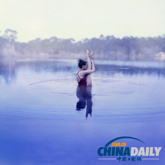 女?dāng)z影師自拍絕美森林起舞照