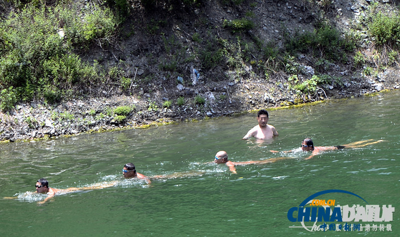 濟(jì)南現(xiàn)“天體浴場” 清泉碧波裸男排成行