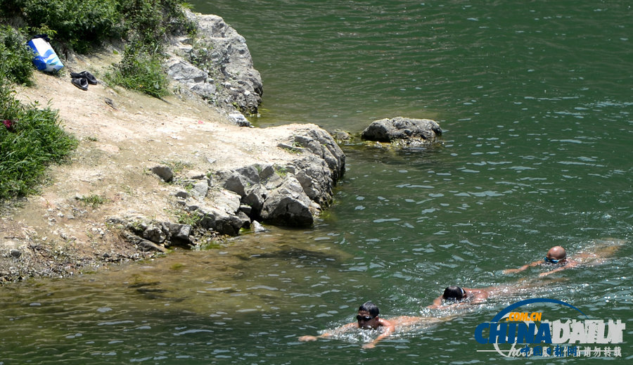 濟南現“天體浴場” 清泉碧波裸男排成行