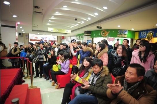 百瑞蓮巧克力人體彩繪，情侶追捧巧克力玫瑰