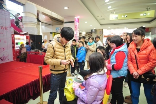 百瑞蓮巧克力人體彩繪，情侶追捧巧克力玫瑰