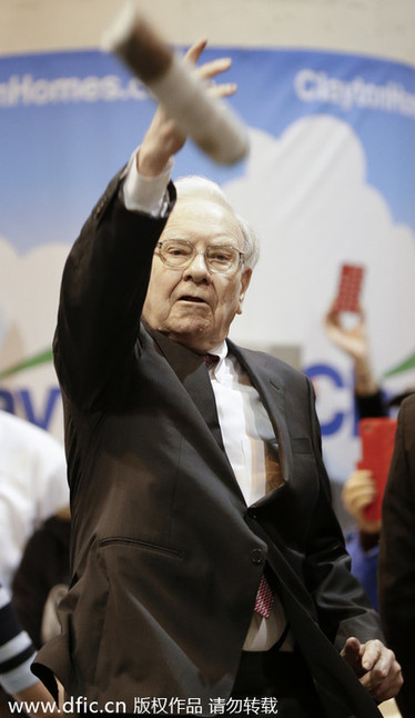 巴菲特2014股東大會：吃棒冰玩自拍“賣萌”不停