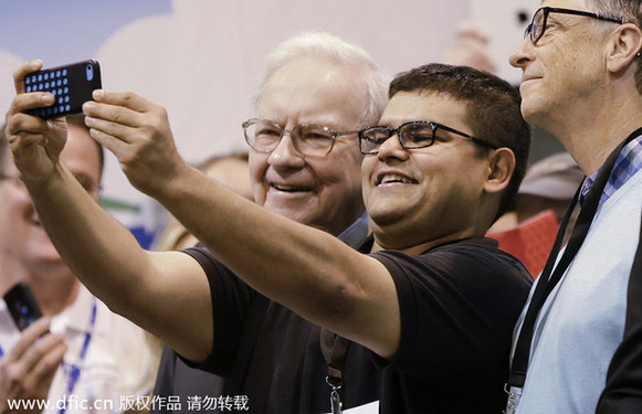 巴菲特2014股東大會(huì)：吃棒冰玩自拍“賣萌”不停