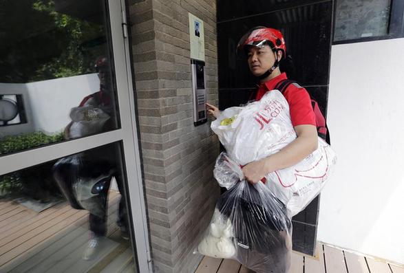 劉強(qiáng)東親自送快遞的象征意義