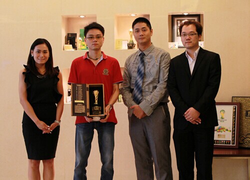 利安達活動現(xiàn)場頒發(fā)最高獎項大力神金杯