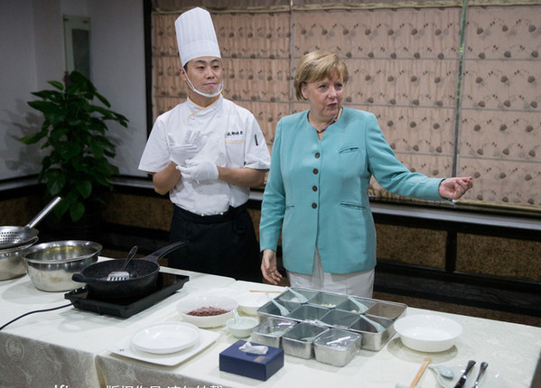 默克爾學做宮保雞丁的寓意：到中國西部做點什么