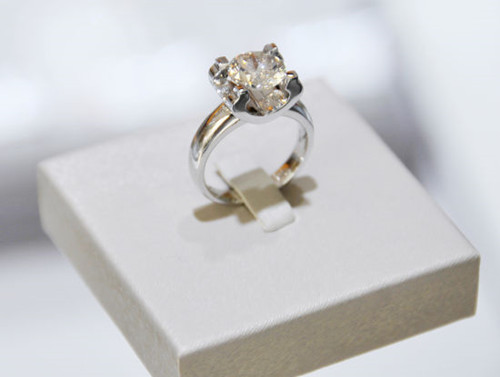 天然鉆石面臨人造鉆石行業(yè)挑戰(zhàn)