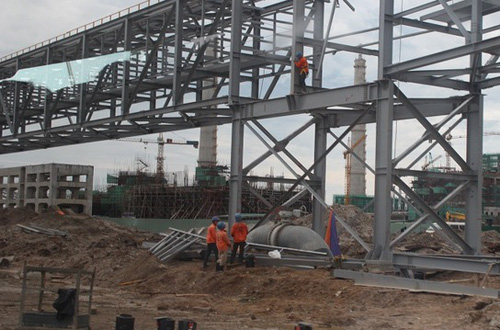 越南河靜省公安出入境管理部門為數(shù)千中國(guó)勞務(wù)人員進(jìn)入永安經(jīng)濟(jì)區(qū)工作辦理入境手續(xù)