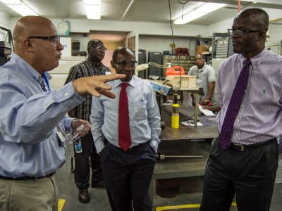 在美國不用坐辦公室的高薪工作