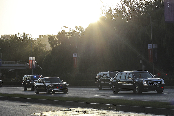 美國(guó)總統(tǒng)奧巴馬乘坐專車駛離北京市區(qū)