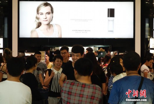 海南三亞游客排長龍購買免稅品[組圖]