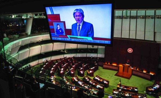 有錢任性?香港政府從“派錢”到“派糖”