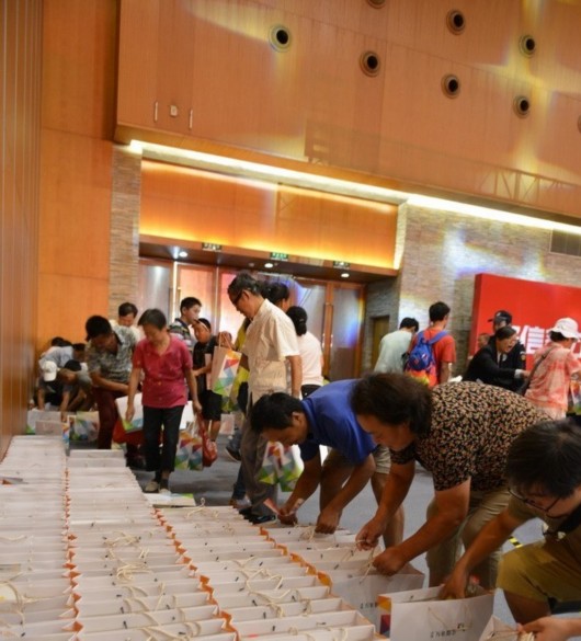 南京房產商禮包遭大媽瘋搶 場面混亂[組圖]