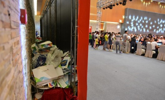 南京房產商禮包遭大媽瘋搶 場面混亂[組圖]