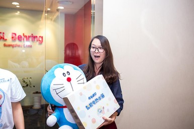 哆啦A夢現身廣州CBD，點外賣竟送熱水器