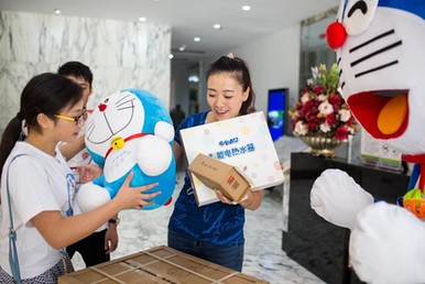 哆啦A夢現身廣州CBD，點外賣竟送熱水器