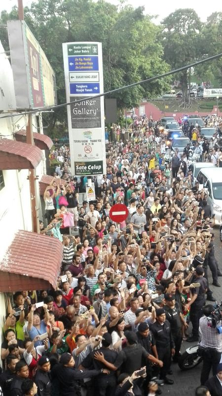 李克強來到馬六甲 當(dāng)?shù)胤序v了！