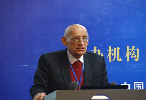 全面了解伊朗發(fā)展環(huán)境，積極融入中伊未來(lái)合作