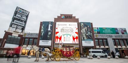 凹凸租車圣誕驚喜:上海街頭驚現“鹿”車！