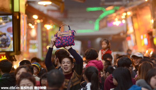 商務部:春節黃金周全國零售餐飲銷售額同比增11.2%