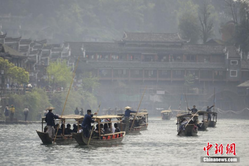 鳳凰古城“先決策后聽證”？ 官方稱依法依規依程序