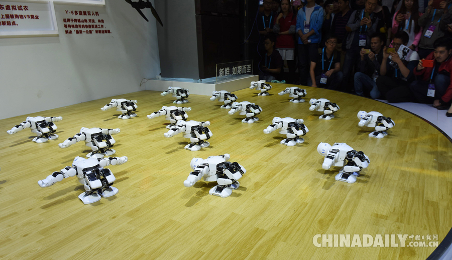 2016亞洲消費(fèi)電子展開(kāi)幕 虛擬現(xiàn)實(shí)吸引觀眾競(jìng)相體驗(yàn)