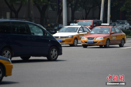 資料圖：行駛在路上的傳統(tǒng)出租車。<a target=&apos;_blank&apos; href=&apos;http://www.chinanews.com/&apos; _fcksavedurl=&apos;http://www.chinanews.com/&apos; ></table><p align=