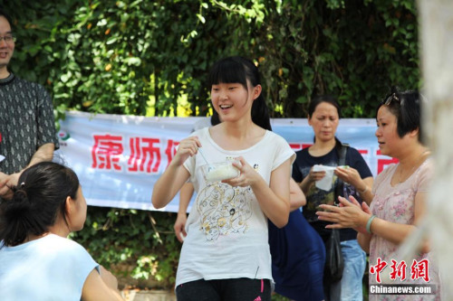 資料圖：2015年6月7日，全國高考開考，四川省攀枝花市9000余名考生在近40度高溫下應戰高考，<a target=&apos;_blank&apos; href=&apos;http://www.chinanews.com/&apos; _fcksavedurl=&apos;http://www.chinanews.com/&apos; ></table>中新網</a>記者在攀枝花市三中注意到，不少考生家長一直守候在學校門口，有的站在樹蔭下，有的撐著太陽傘站在烈日下；在上午考試結束后，一些家長帶著午餐，考生坐在路邊吃飯，成為一道獨特風景線。近段時間來，攀枝花市持續高溫天氣，據天氣預報信息顯示，當地氣溫一直維持在37度以上。7日中午氣象預報顯示最高氣溫38度。 高寒 攝