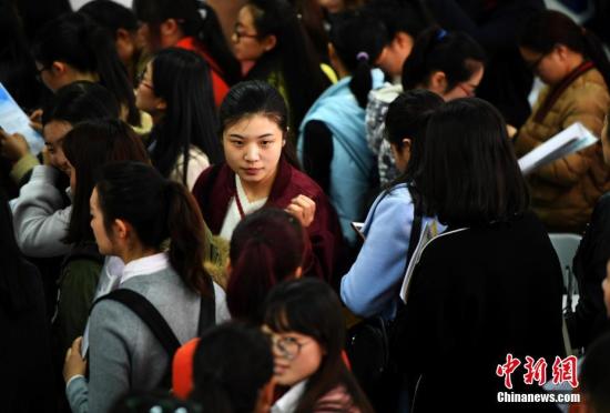 昆明多家學(xué)校招聘校長(zhǎng)、教師 近萬(wàn)人求職。<a target=&apos;_blank&apos; href=&apos;http://www.chinanews.com/&apos; _fcksavedurl=&apos;http://www.chinanews.com/&apos;></table><p align=