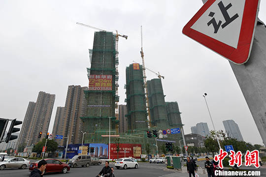 資料圖：福州一處商品房在建中。 <a target=&apos;_blank&apos; href=&apos;http://www.chinanews.com/&apos; _fcksavedurl=&apos;http://www.chinanews.com/&apos;></table><p align=
