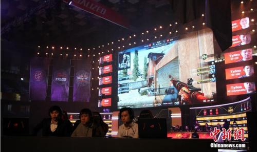 3月17日,“CHINA CUP”冠軍杯在河北石家莊河北體育館打響第一戰。圖為比賽現場賽事解說。<a target='_blank' href='http://www.chinanews.com/' _fcksavedurl='http://www.chinanews.com/'></table><p align=