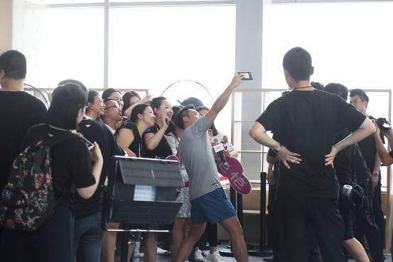 花式曬幸福！阿里超級會員受邀體驗頂級懸空泳池