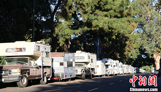 當地時間7月30日，美國硅谷山景城克里山托大道?？康姆寇?。越來越多的工薪階層無力負擔房租，選擇住在房車里。<a target=&apos;_blank&apos; href=&apos;http://www.chinanews.com/&apos; _fcksavedurl=&apos;http://www.chinanews.com/&apos;></table><p align=