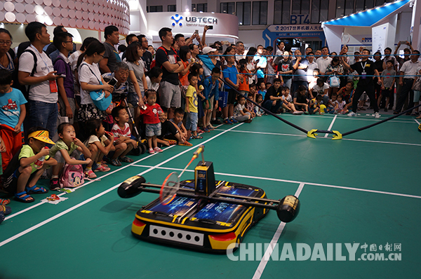 視頻：羽毛球機(jī)器人亮相2017世界機(jī)器人大會(huì)