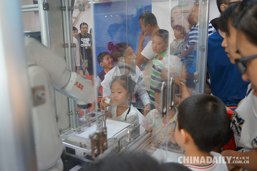 孩子們的機(jī)器人世界（組圖）