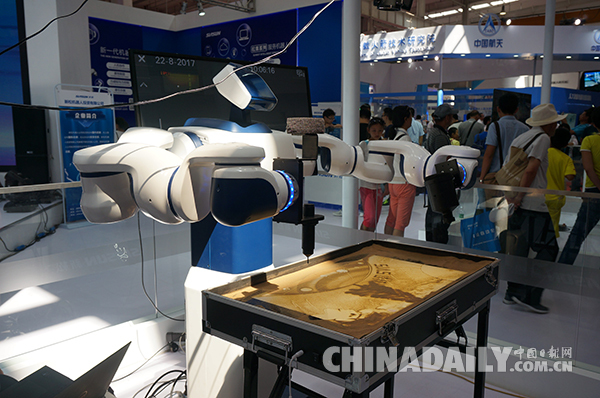 視頻：厲害了機器人！沙畫你也行