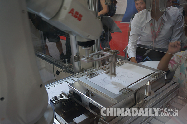 視頻：來！讓機器人給你畫張肖像畫