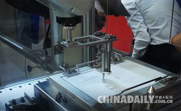 視頻:機(jī)器人,厲害了!琴棋書(shū)畫(huà)樣樣行