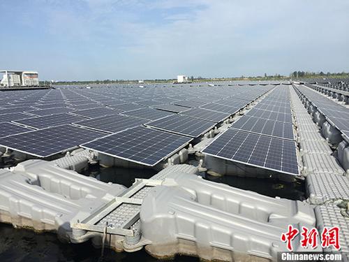 安徽省淮南市潘集區(qū)劉龍采煤沉陷區(qū)，已被水侵占，成一片6000多畝的水面。就在這片水面上興建的目前全球最大的水上漂浮光伏電站近日廣受外界關(guān)注。圖為水上漂浮光伏電站。 <a target='_blank'  _fcksavedurl='http://www.chinanews.com/'></table><p align=