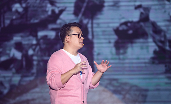 汲取西方文化之長 韋杰用漢字撬動中西融合