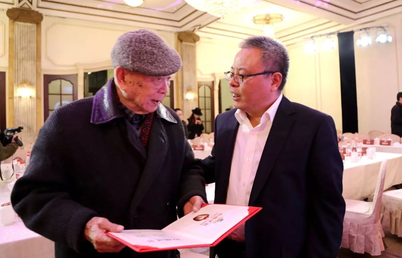 文學家園:大咖舉杯古井貢,共慶《收獲》60年!