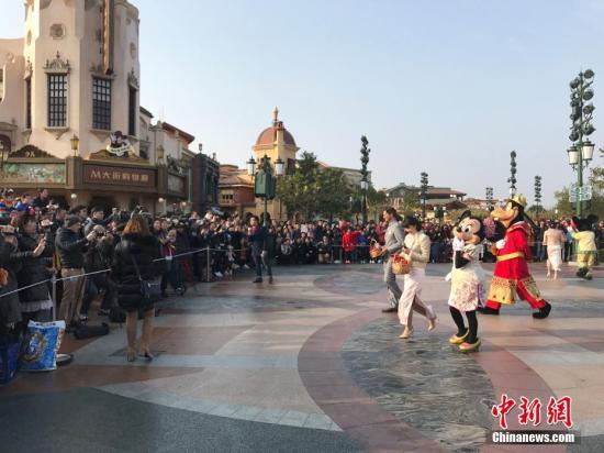 上海迪士尼回應(yīng)天價(jià)插隊(duì)費(fèi)：尊享導(dǎo)覽服務(wù)非中國(guó)特有