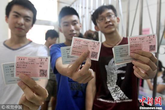 購火車票軟件搭售套路深：部分平臺(tái)仍存捆綁銷售